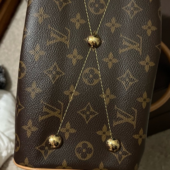 Louis Vuitton luxury handbag - Picture 2 of 5